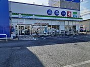 【コンビニエンスストア】ファミリーマート下野石橋店まで500ｍ