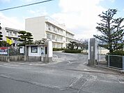 【小学校】防府市立新田小学校まで600ｍ