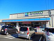 【コンビニエンスストア】ローソン朝日町小向店まで550ｍ