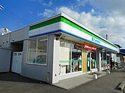 【コンビニエンスストア】ファミリーマート小笠赤土店まで550ｍ