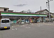 【コンビニエンスストア】ファミリーマート 浦和本太店まで51ｍ