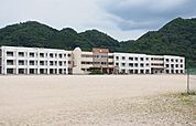 【中学校】吉田中学校まで1300ｍ