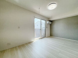 ドゥ・ヴィラージュ吉田 102 1階ワンルームのリビング/ダイニング