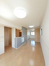 シルバーストーンII 103 1階1LDKのリビング/ダイニング