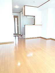 キャピタルレジデンスIII 102 1階ワンルームのリビング/ダイニング