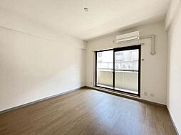 ロイヤル・セフィラ 103 1階ワンルームのリビング/ダイニング