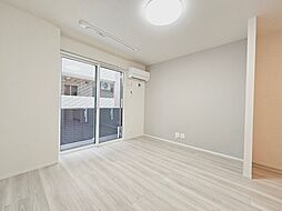 オーヴェスト 102 1階ワンルームのリビング/ダイニング