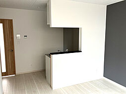 Astoria A 102 1階1LDKのリビング/ダイニング