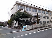 【中学校】小泉中学校まで868ｍ