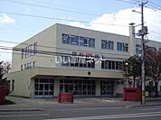 【小学校】新琴似小学校まで1077ｍ