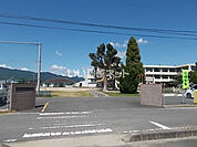 【小学校】津市立村主小学校まで653ｍ