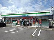 【コンビニエンスストア】ファミリーマートＪＲ亀川駅前店まで562ｍ