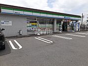 【コンビニエンスストア】ファミリーマート津栗真中山店まで532ｍ