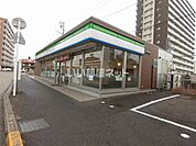 【コンビニエンスストア】ファミリーマート近鉄津新町駅前店まで1330ｍ