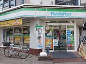 【コンビニエンスストア】ファミリーマート梅ヶ丘駅前店まで553ｍ