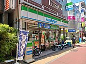 【コンビニエンスストア】ファミリーマート学芸大学駅西口店まで1076ｍ