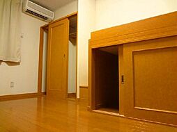 JR関西本線 亀山駅 バス7分 三本松下車 徒歩10分の賃貸アパート 2階1Kのリビング/ダイニング