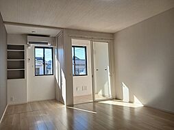 オイコス　ミューI 102 1階ワンルームのリビング/ダイニング