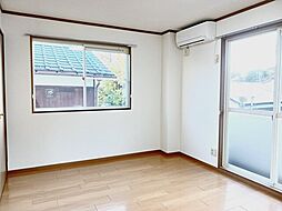 ドーミトリー 101 1階ワンルームのリビング/ダイニング