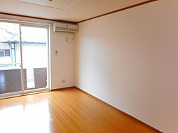 ハーフ・ムーン 102 1階ワンルームのリビング/ダイニング