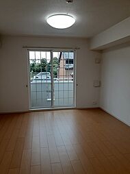 モデルンロイテ 101 1階ワンルームのリビング/ダイニング