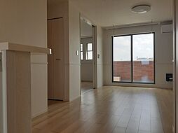 西武多摩川線 白糸台駅 徒歩3分の賃貸アパート 3階1LDKのリビング/ダイニング