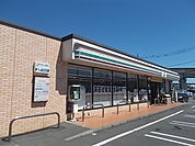【コンビニエンスストア】セブンイレブン　東桜川店まで570ｍ