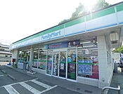 【コンビニエンスストア】ファミリーマート伊勢崎山王店まで550ｍ