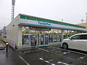 【コンビニエンスストア】ファミリーマート六町駅前店まで410ｍ