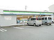 【コンビニエンスストア】ファミリーマート小鹿公園前店まで70ｍ