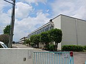 【小学校】上里町立七本木小学校まで360ｍ
