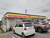 【コンビニエンスストア】デイリーヤマザキ　三ツ渕店まで750ｍ