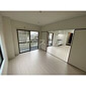 小田急多摩線 栗平駅 徒歩9分の賃貸マンション 2階1LDKのリビング/ダイニング