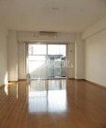 クランベリーコート 101 1階ワンルームのリビング/ダイニング