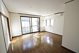 伊奈貸家 1 1階4LDKのリビング/ダイニング