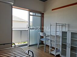 フレンドリーハウス 109 1階ワンルームのリビング/ダイニング