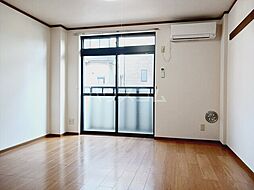 カーサ・ソレアード 101 1階ワンルームのリビング/ダイニング