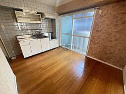 ヴィラ・アール・ヌーボー 202 2階2DKのリビング/ダイニング