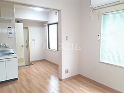 ワールドハウスI 101 1階ワンルームのリビング/ダイニング