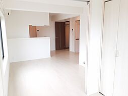 ウェルスクエアイズム明大前 4階2LDKのリビング/ダイニング