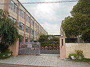 【小学校】朱雀第八小学校まで911ｍ