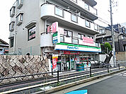 【コンビニエンスストア】ファミリーマート牧落駅前店まで377ｍ