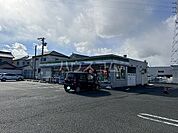 【コンビニエンスストア】ファミリーマート 豊川牛久保駅通店まで557ｍ